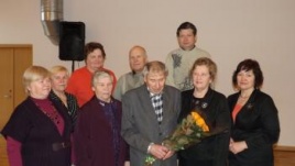 Antanas Pupienis (centre) savo 90-ojo jubiliejaus išvakarėse sakė, jog jo ilgaamžiškumą lėmė ne tiek genai, kiek sveikas gyvenimo būdas ir Lazdijų gamta